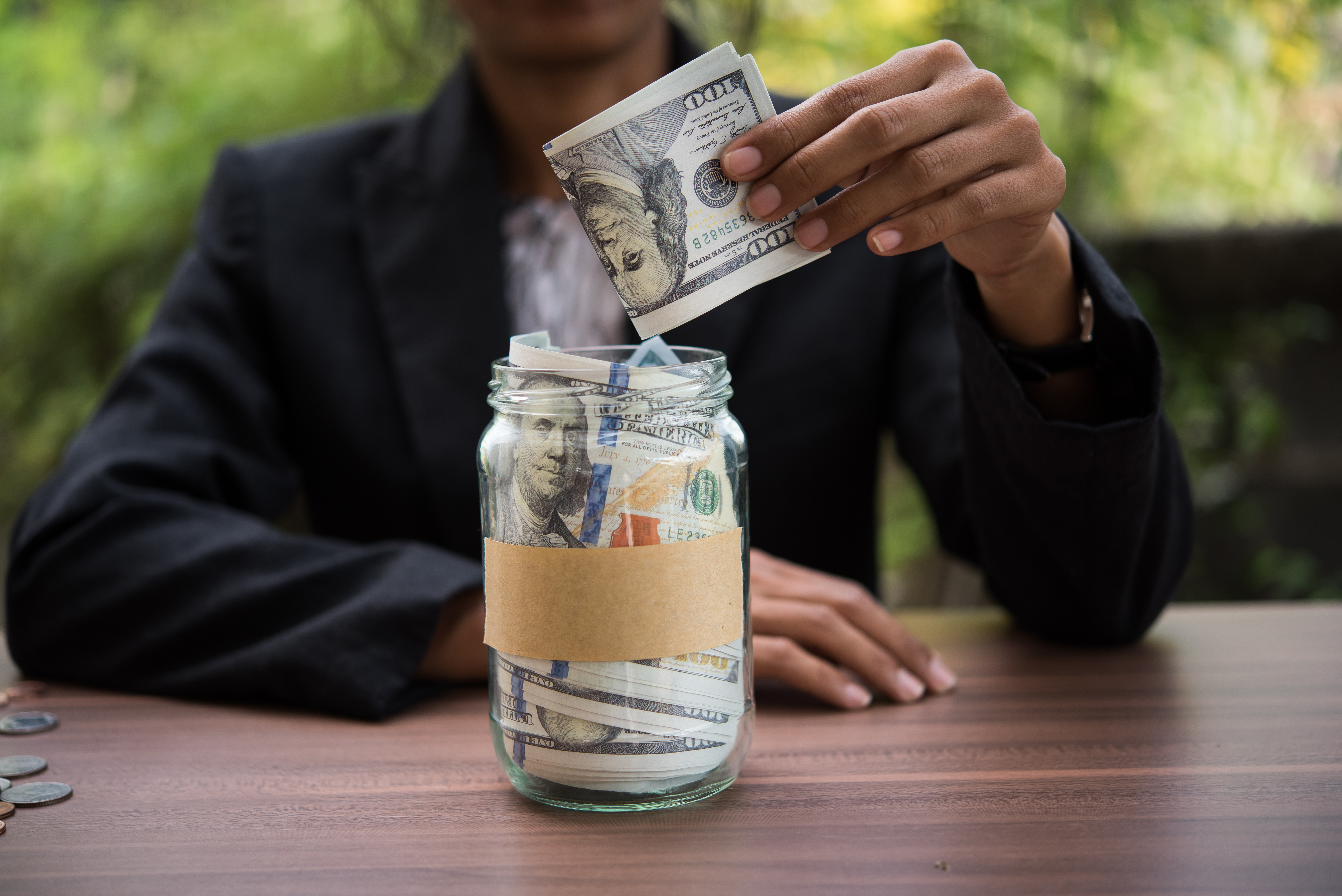 Mann der viel Geld gespart hat