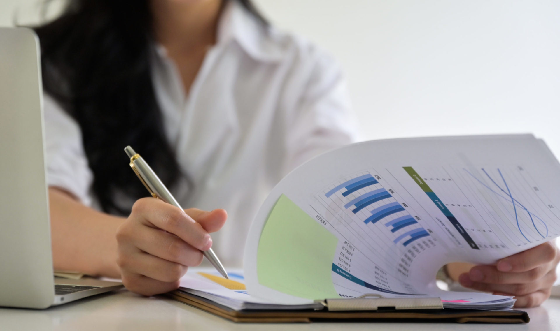 Mitarbeiterin die Daten im Blick hat