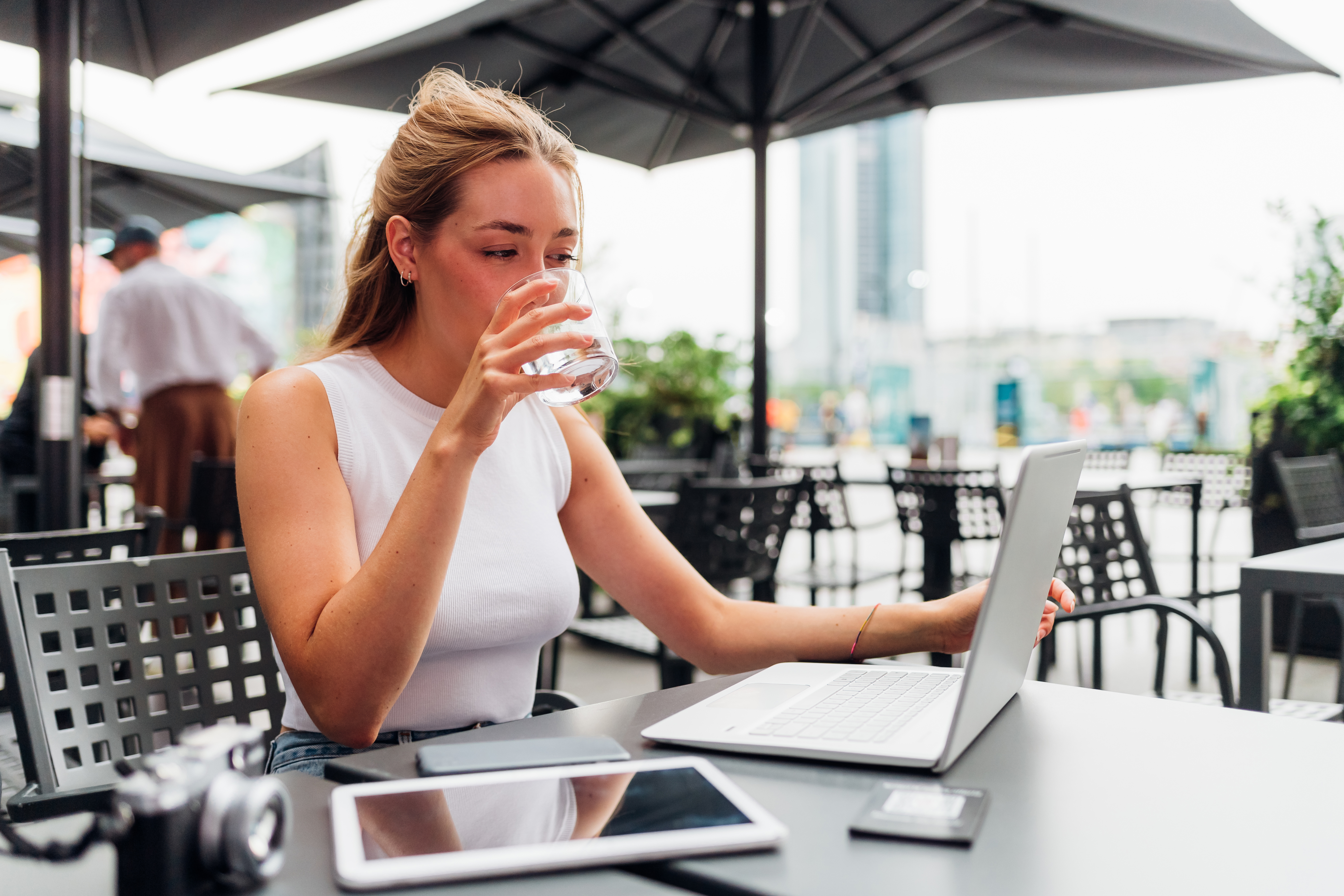 Frau die bequem im Café arbeitet