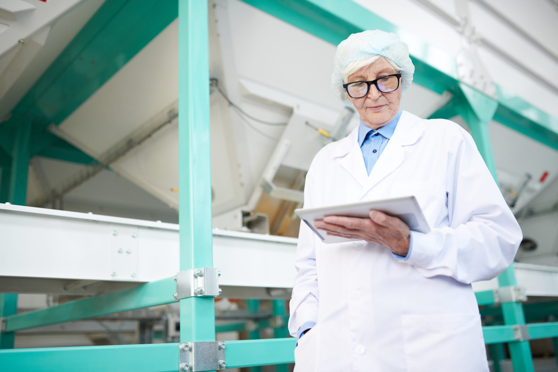 Mitarbeiterin in Produktionsstätte.