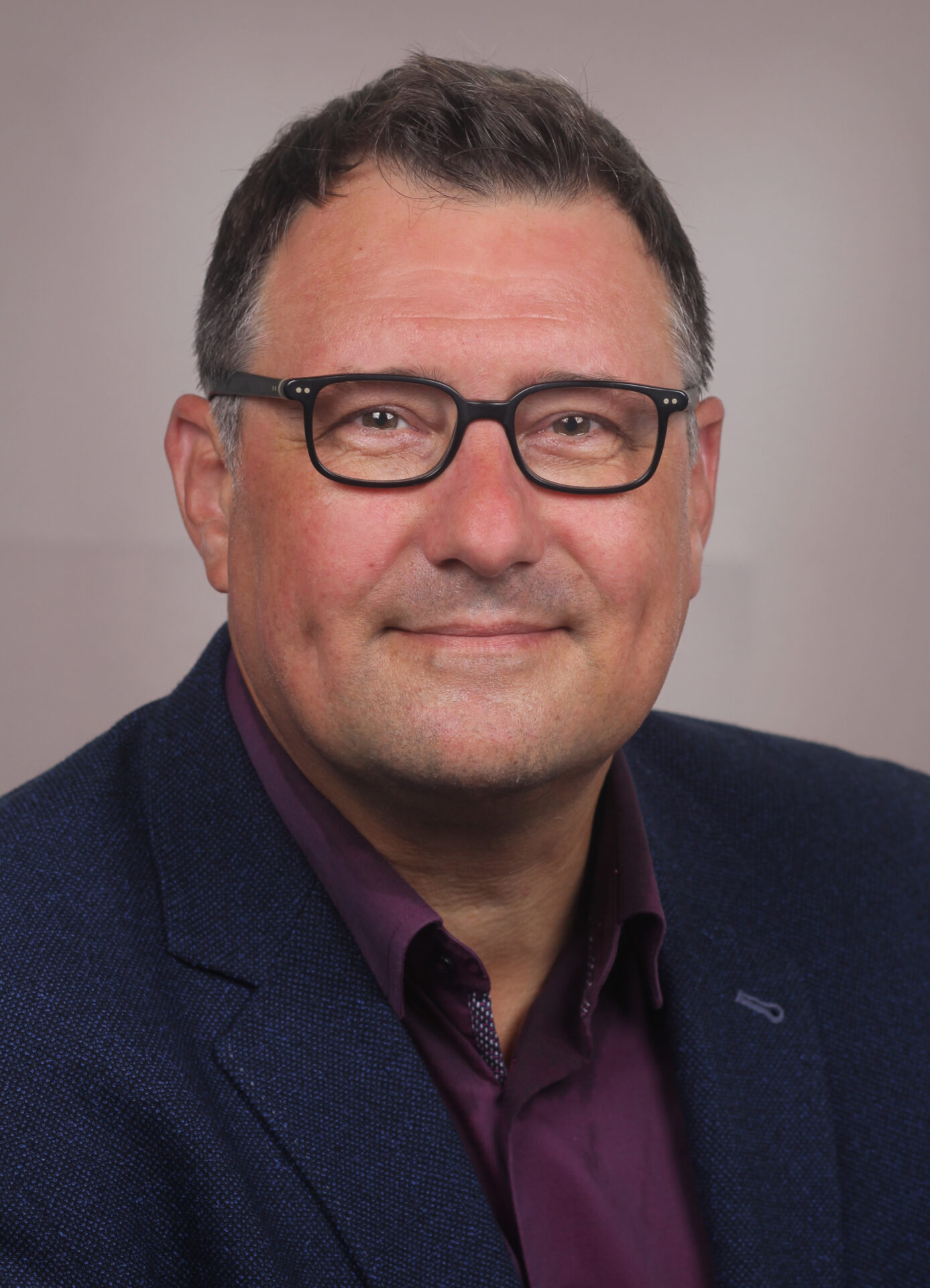 Portraitfoto Dr. Thorsten Philipps, Leiter Unternehmenskommunikation DRK-Betruungsdiesnte und DRK Kreisverband Lübeck e.V.